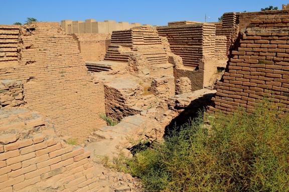 https://upload.wikimedia.org/wikipedia/commons/f/f5/Ruins_of_the_ancient_city_of_Babylon%2C_Iraq%2C_6th_century_BC.jpg