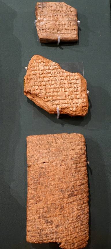 Epic_of_Gilgamesh,_three_fragments_-_Oriental_Institute_Museum,_University_of_Chicago_-_DSC07124.jpg